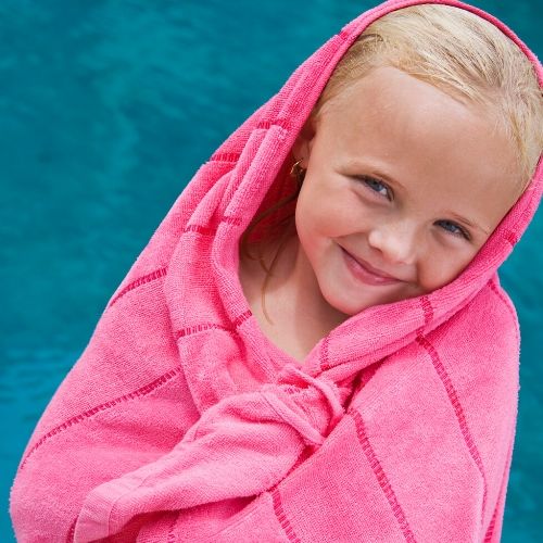 child (presumably with lice) drying off with a beach towel